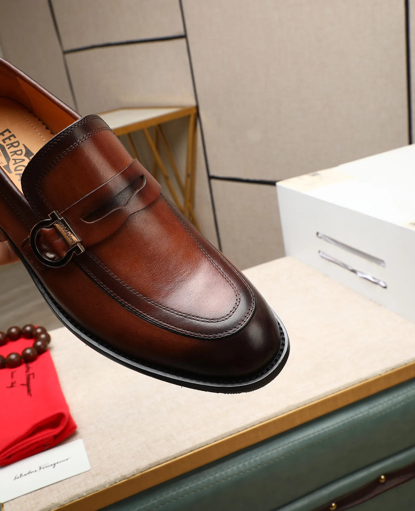 Men's shoes 💰560 📛📛(water-dyed cow lining) Salvatore Ferragamo high-end (Salvatore Ferragamo) is the world's top luxury footwear brand. It comes from the fashion kingdom of Italy. It is famous all over the world for its traditional handmade design and novel styles... 🚶🏻🚶🏻New suit shoes are available simultaneously at the counter. This model is made of pure handmade imported Italian calfskin fabric ➕soft water-dyed cowhide lining Original authentic outsole🌀🌀Size: 38➖44 (45 46 customized)